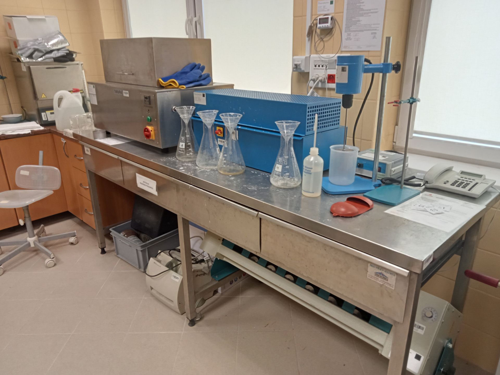 Laboratorium drogowe w Łodzi, w którym bada się sól używaną podczas "akcji zima"