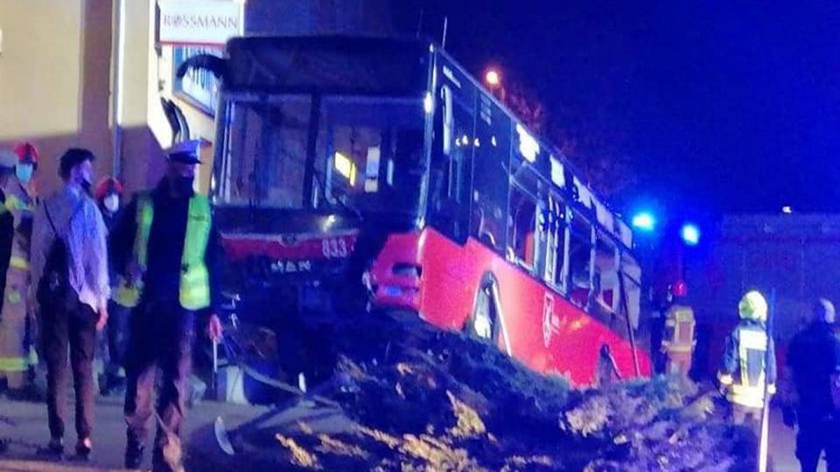 Autobus przygniótł stojący na parkingu samochód
