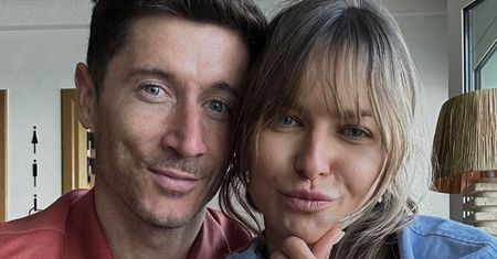 Skąpani w słonecznym blasku Robert i Anna Lewandowscy pozdrawiają z Majorki. "Lewy" wyeksponował opaloną klatę (FOTO)