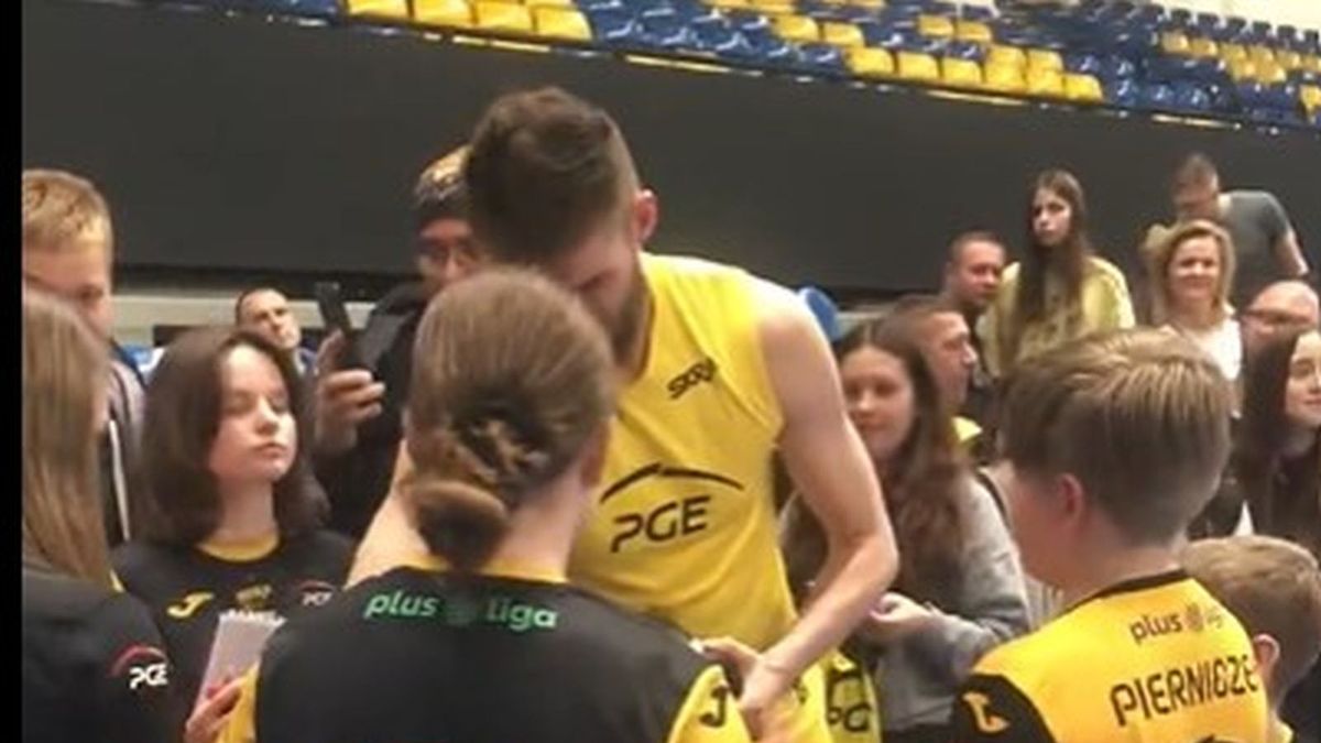 Na środku zdjęcia Karol Kłos