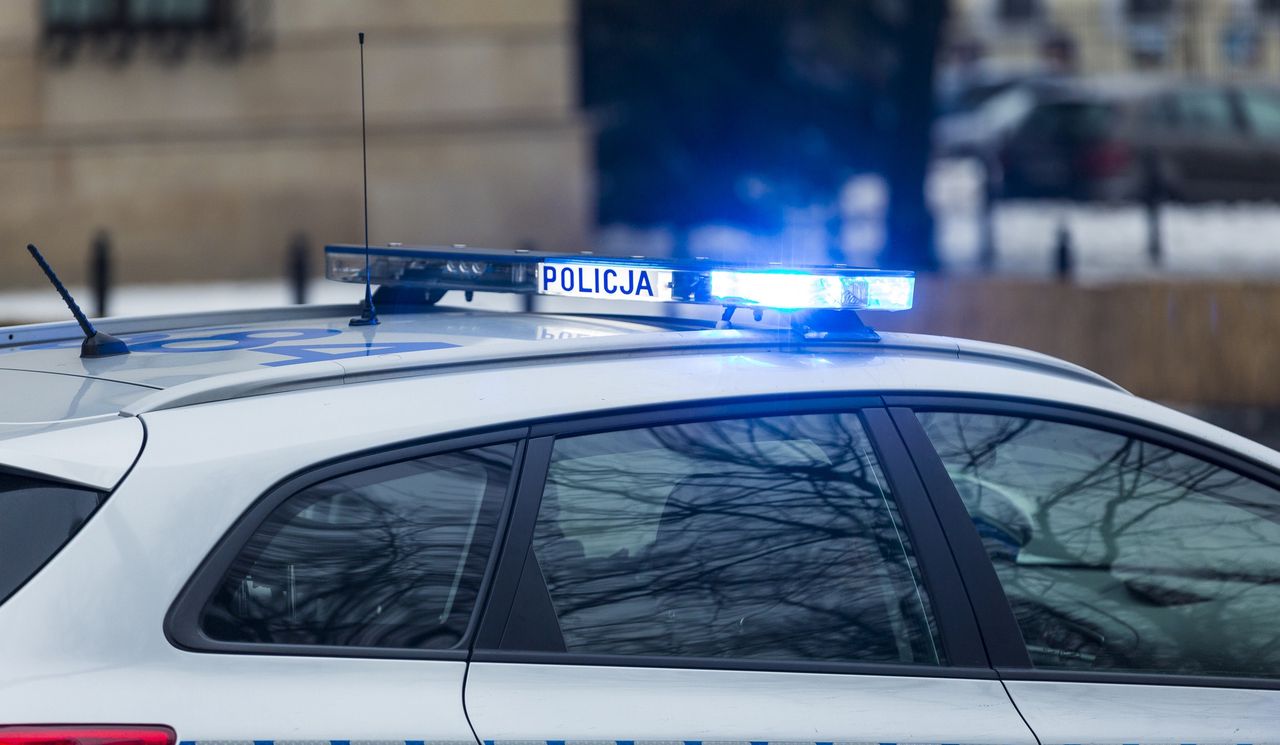 Robił to na oczach uczennic. Skandal przy podstawówce