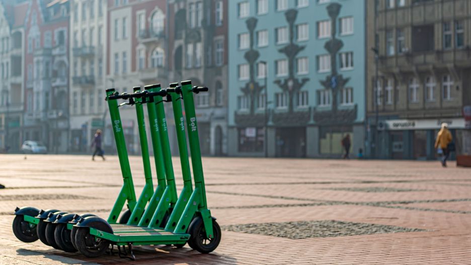 Śląskie. Na ulicach Bytomia pojawiły się wypożyczalnie elektrycznych hulajnóg Bolt. 