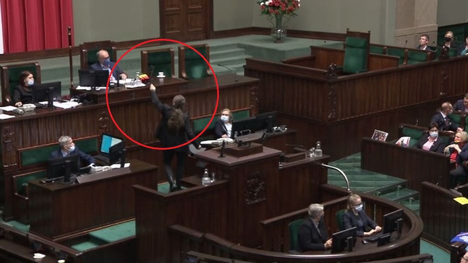 Dobromir Sośnierz chciał zabrać tęczową flagę. "Proszę o usunięcie tego emblematu" 