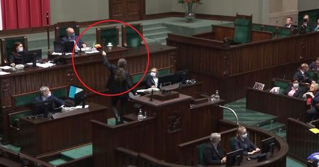 Debata o LGBT. Nagle Sośnierz sięgnął po tęczową flagę