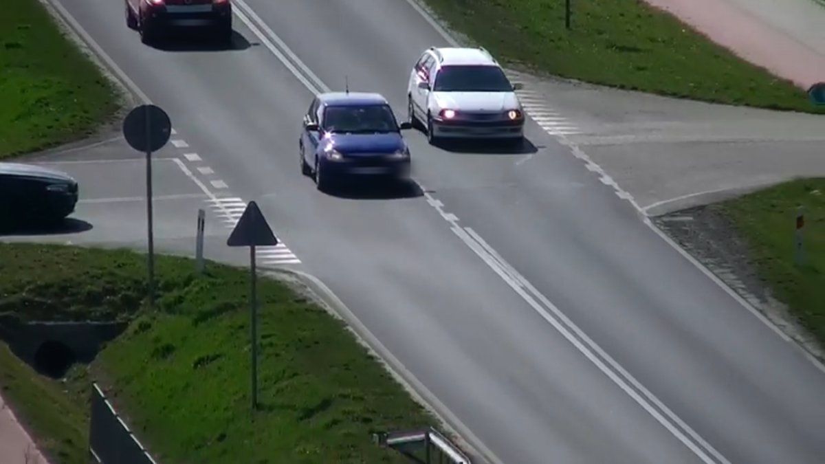 Kierowca toyoty wyprzedzał ciąg pojazdów na skrzyżowaniu