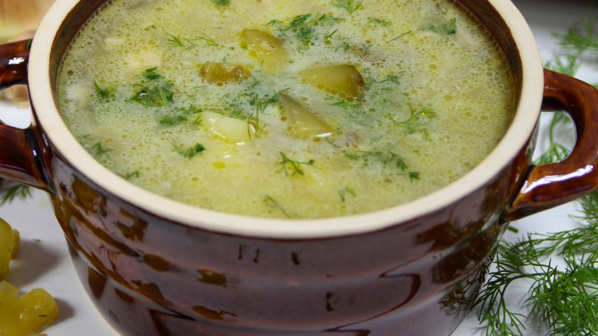 Na jakim mięsie gotować ogórkową?