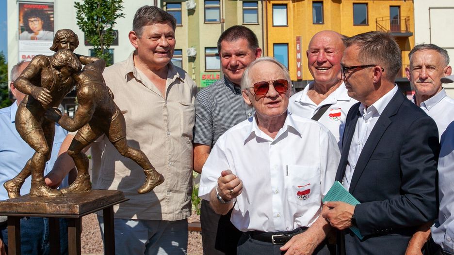 Odsłonięcie pomnika Kazimierza i Józefa Lipieniów, legend polskich zapasów, określanych przez środowisko sportowe jako „Złote Bliźniaki”.
