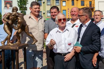 Odsłonięcie pomnika Złotych Bliźniaków w Dębicy. Zapaśnicy uhonorowani