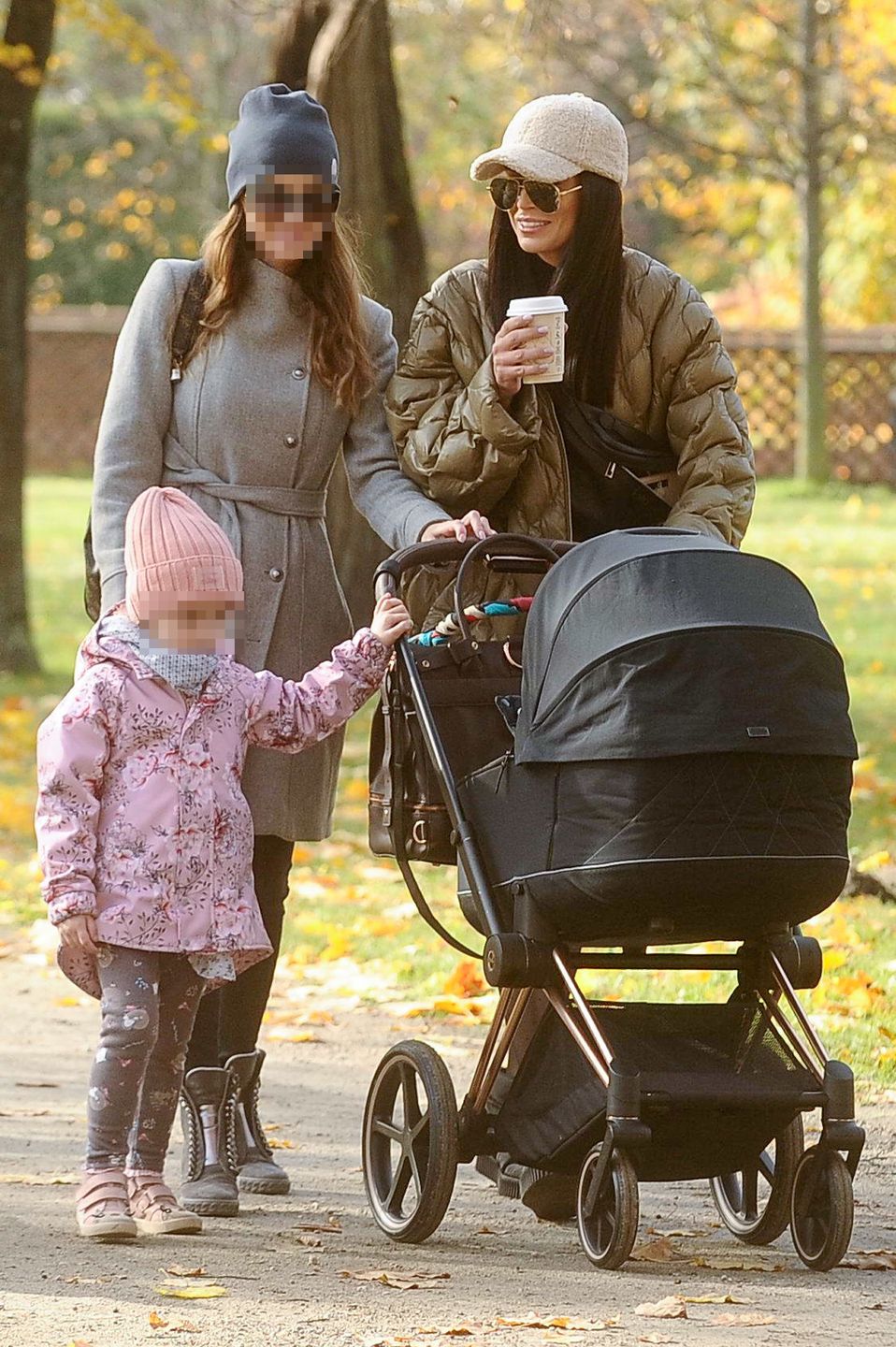 Ewelina Taraszkiewicz i Magdalena Stępień z dziećmi