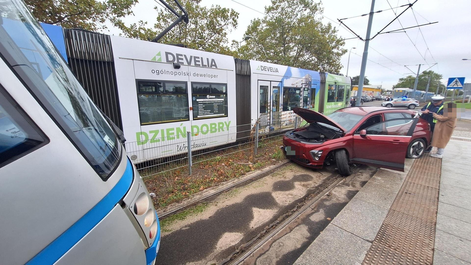 Wypadek samochodu i tramwaju we Wrocławiu