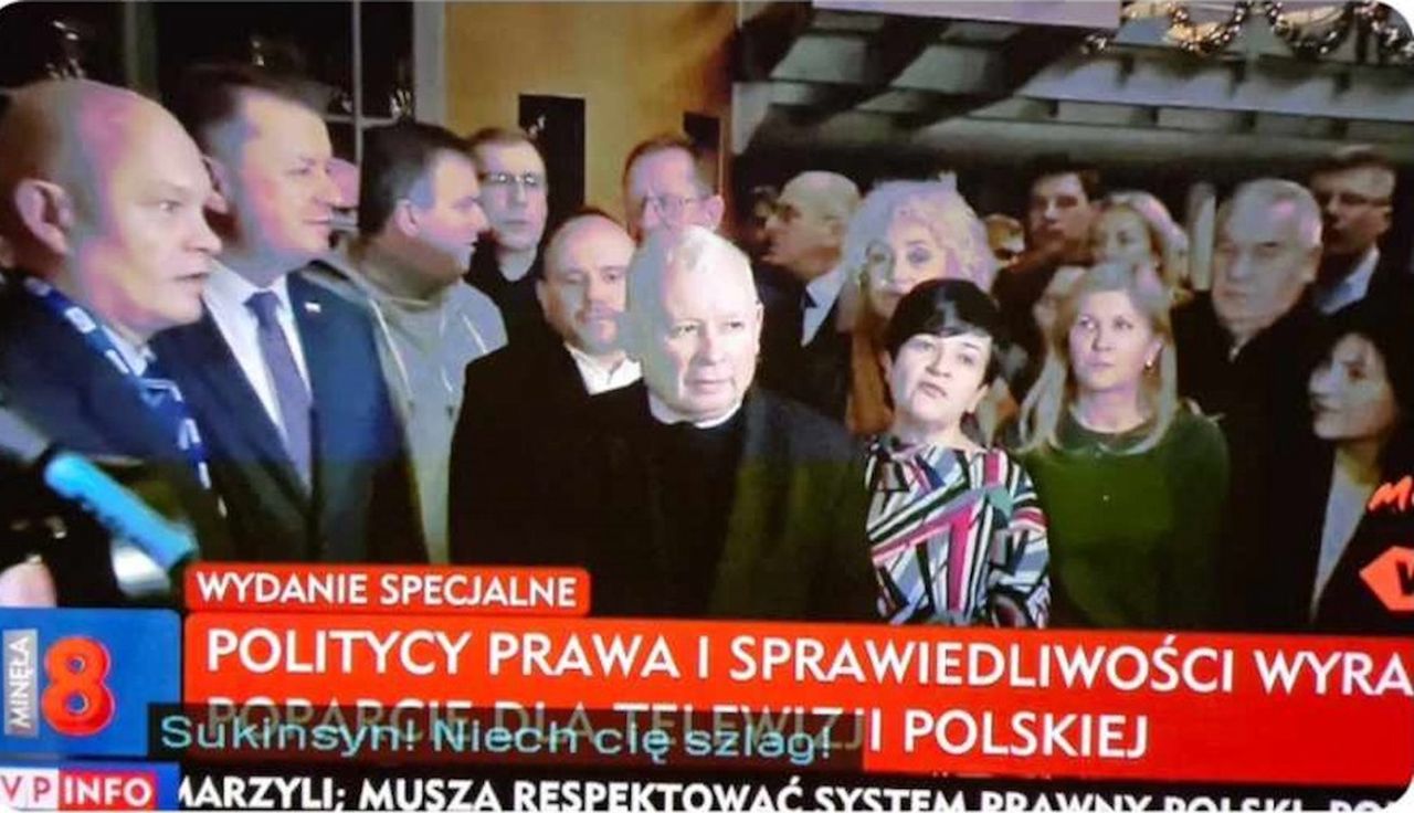 Wpadka TVP. Na ekranie Jarosław Kaczyński, a poniżej napis "Sukinsyn! Niech cię szlag"