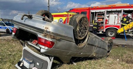 Pijany doprowadził do wypadku. BMW dachowało