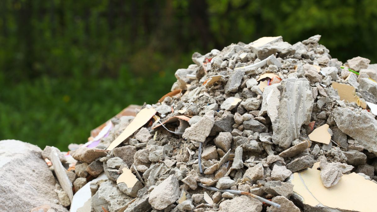 Warstwa termoizolacyjna oderwała się od ściany liceum