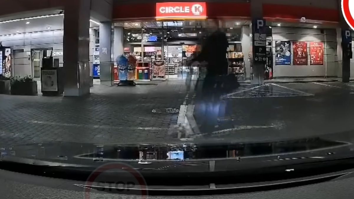 Puścił się w pościg hulajnogą za samochodem