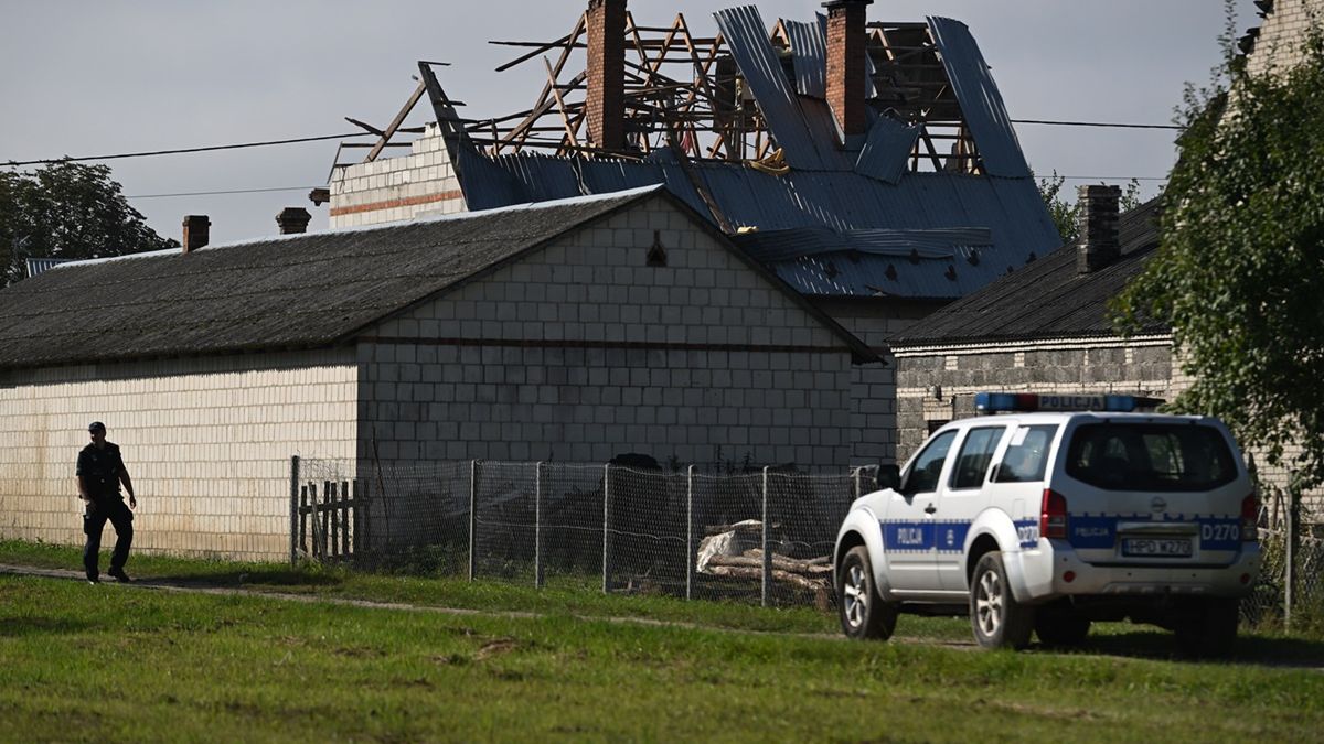 Zniszczony dom w Wyrykach.