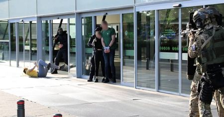 Policja w Łodzi otrzymała zgłoszenie. Zamaskowane osoby z bronią w centrum handlowym