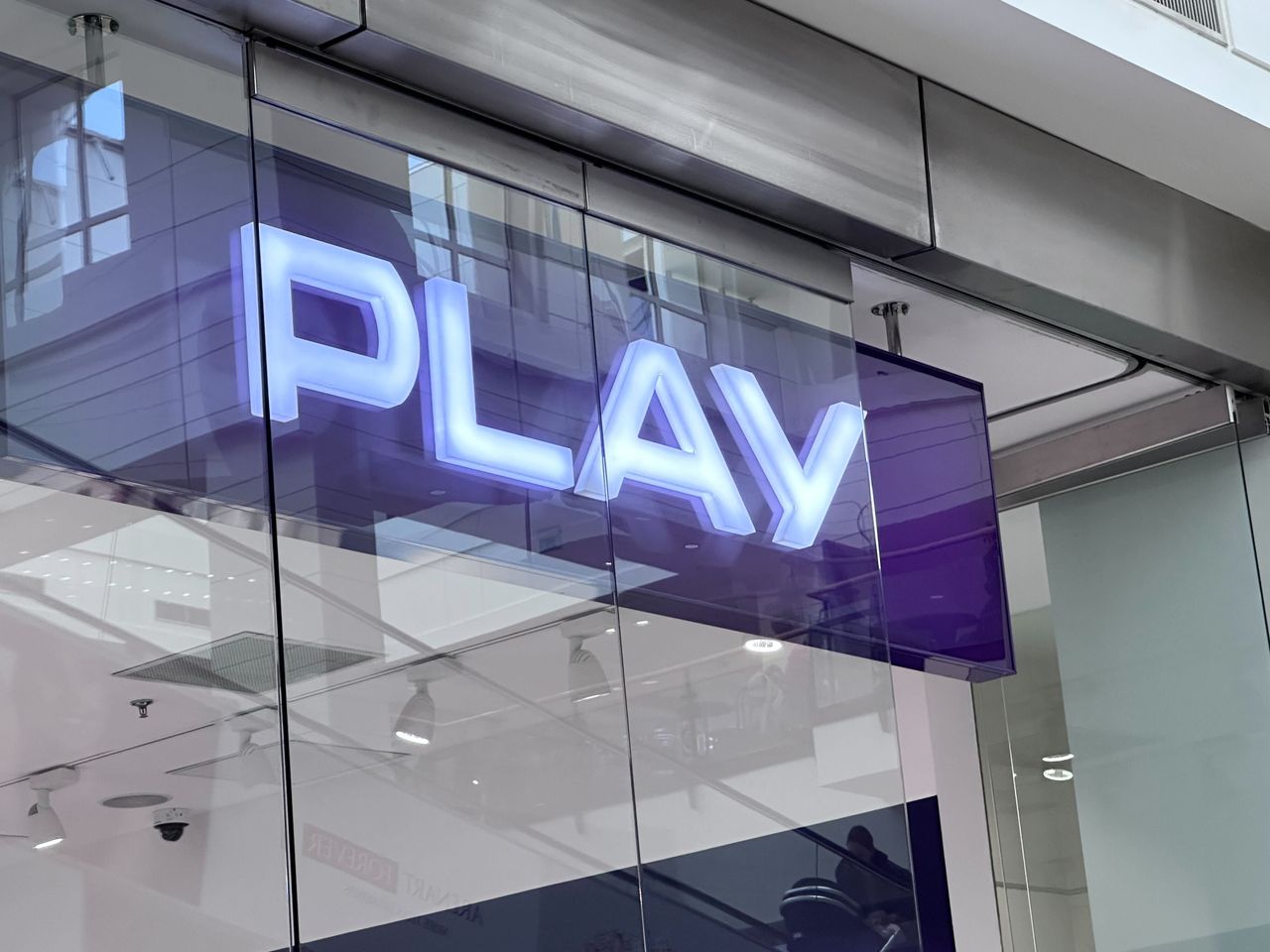 Logo salonu Play