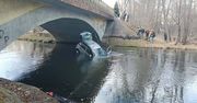 Dramat w Kępicach. Auto wjechało do rzeki. Nie żyje mężczyzna