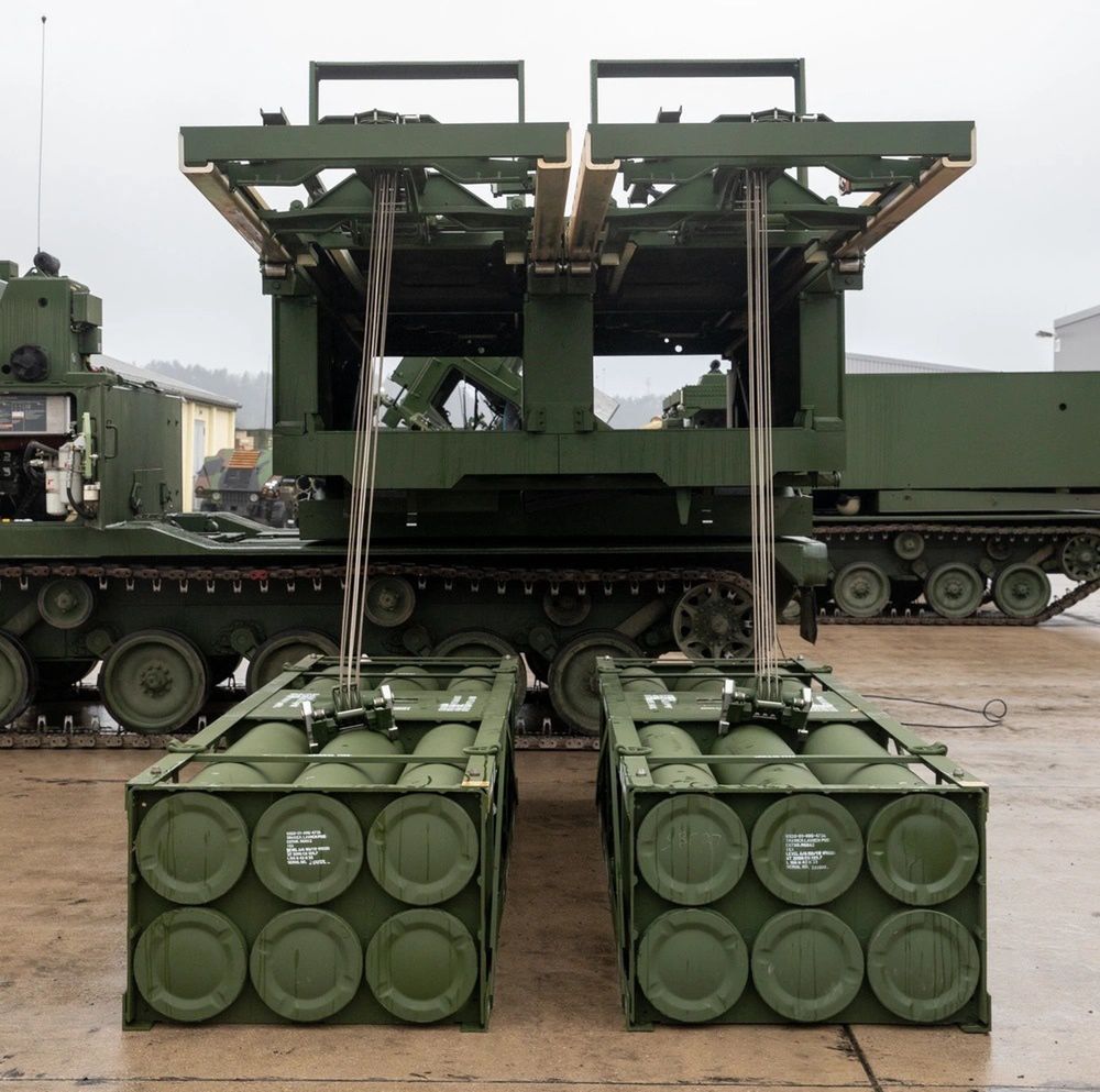 Wyrzutnie M270A2 mogą same uzupełnić zapas amunicji korzystając 