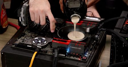 Intel vs AMD - który procesor jest lepszy do... smażenia naleśników?