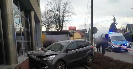 Kierowca z impetem uderzył w budynek ZUS-u. Policja nie ma wątpliwości