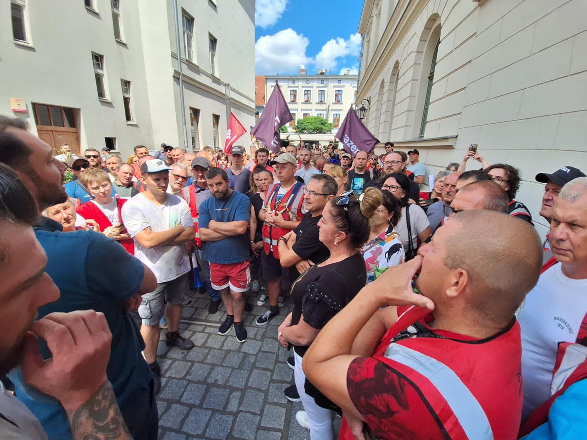 14.07.2025 r., Stary Ratusz Gniezno. Rozmowy między związkiem zawodowym Inicjatywa Pracownicza a zarządem firmy przy udziale radnych. Paweł Brzeźniak
