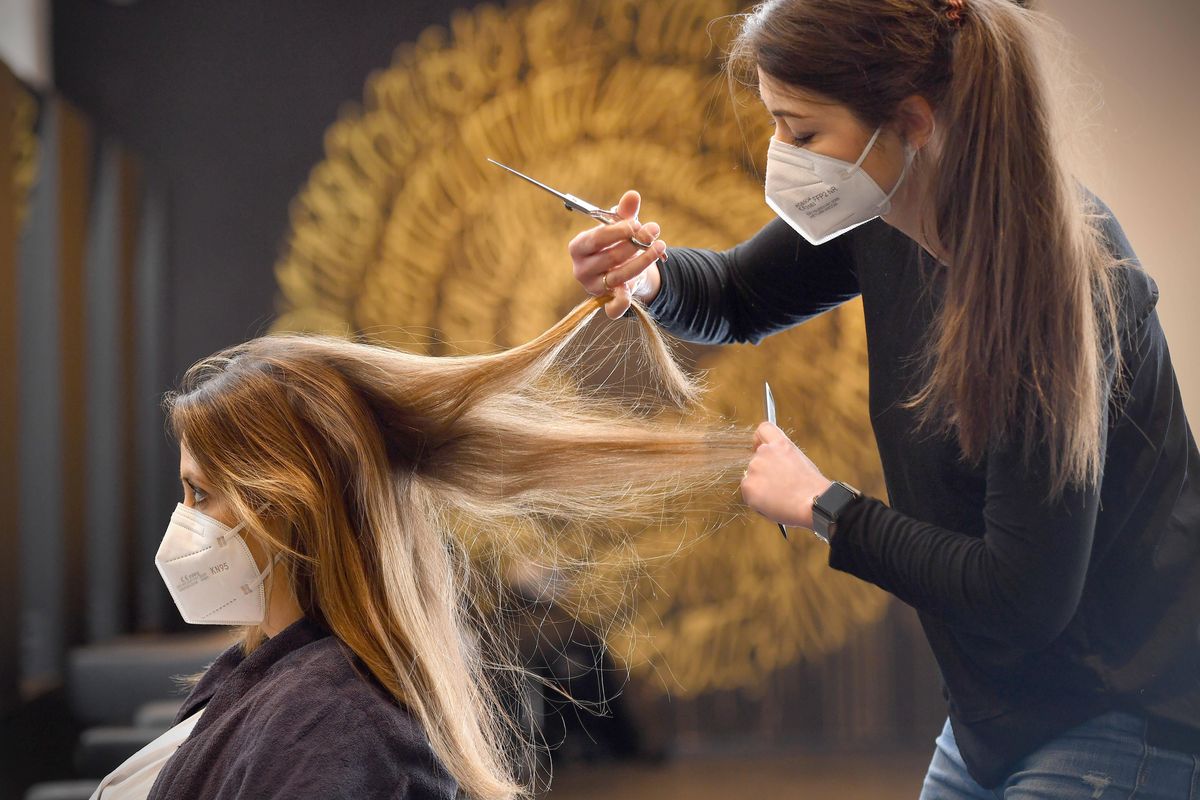 Przed walentynkami boom przeżywają też salony kosmetyczne, a także fryzjerzy i makijażyści, którzy mogą zarobić od 25 zł w mniejszych miejscowościach do 150 zł netto za godzinę pracy w największych miastach 