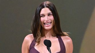 Hailey Bieber pozuje TOPLESS, a fani komplementują: "Justin WYGRAŁ ŻYCIE"