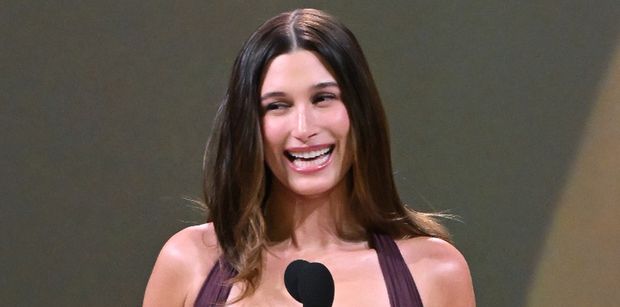Hailey Bieber pozuje TOPLESS, a fani komplementują: "Justin WYGRAŁ ŻYCIE"