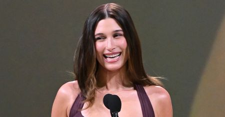 Hailey Bieber pozuje TOPLESS, a fani komplementują: "Justin WYGRAŁ ŻYCIE"