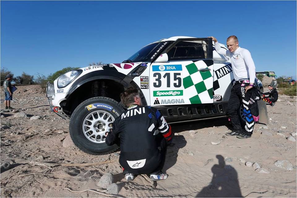 Mikko Hirvonen stracił dziś jedną pozycję na rzecz Giniela de Villiersa, ale pozostał na czwartym miejscu po odpadnięciu Sainza