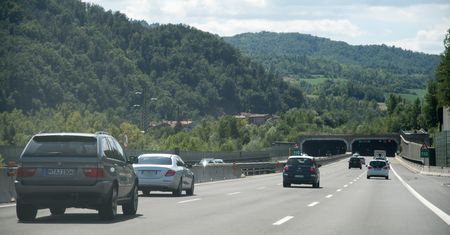 Problemy na włoskich autostradach. Wyrwy w jezdni i zawalony wiadukt