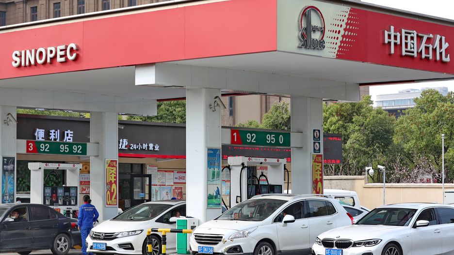 Petrol Station In ChinaNANTONG, CHINA - MARCH 16: Vehicles queue at a petrol station of China Petrochemical Corporation (Sinopec Group) on March 16, 2022 in Nantong, Jiangsu Province of China. (Photo by Xu Congjun/VCG via Getty Images)VCGchina, lining up
