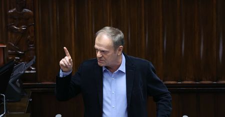 Donald Tusk przemawiał do pustej sali. Mocne słowa o zachowaniu Kaczyńskiego