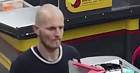 Sosnowiec. Ukradł ze sklepu dwa kartony skarpet. Policja prosi o pomoc