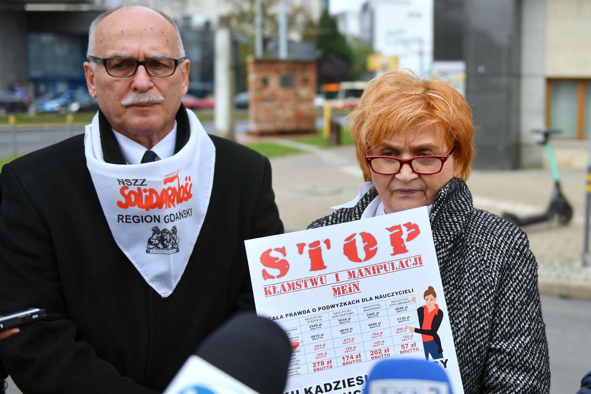 Nz. Wojciech Książek i Anna Kocik z oświatowej "Solidarności"