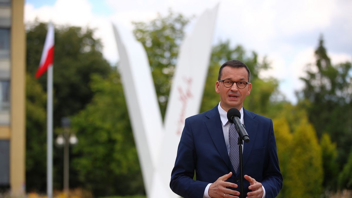 Mateusz Morawiecki chce, by gminy stawiały maszty z polską flagą