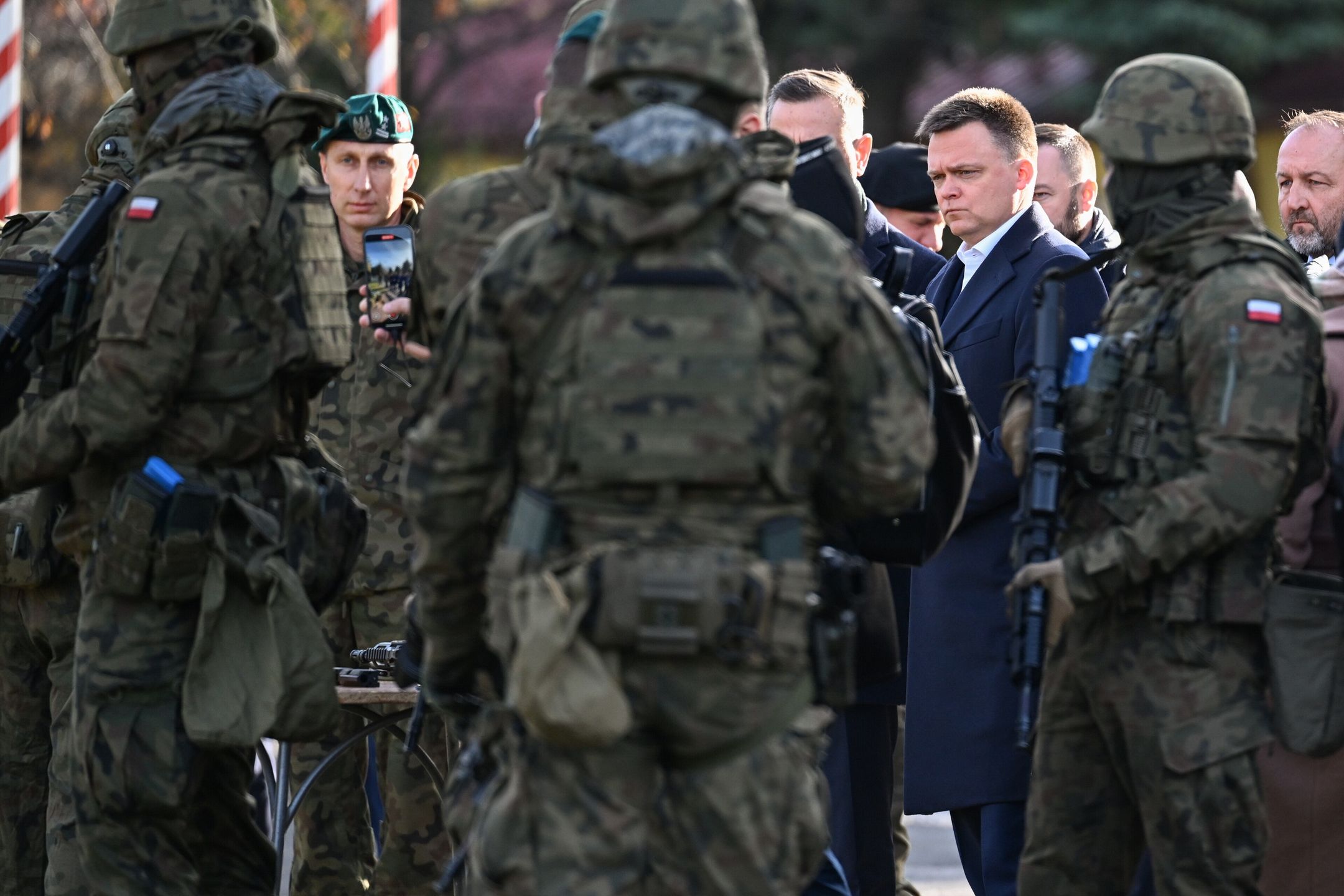 Rzeszów, 25.11.2024. Marszałek Sejmu Szymon Hołownia (4P) podczas wizyty w siedzibie 21. Brygady Strzelców Podhalańskich w Rzeszowie, 25 bm. (amb) PAP/Darek Delmanowicz