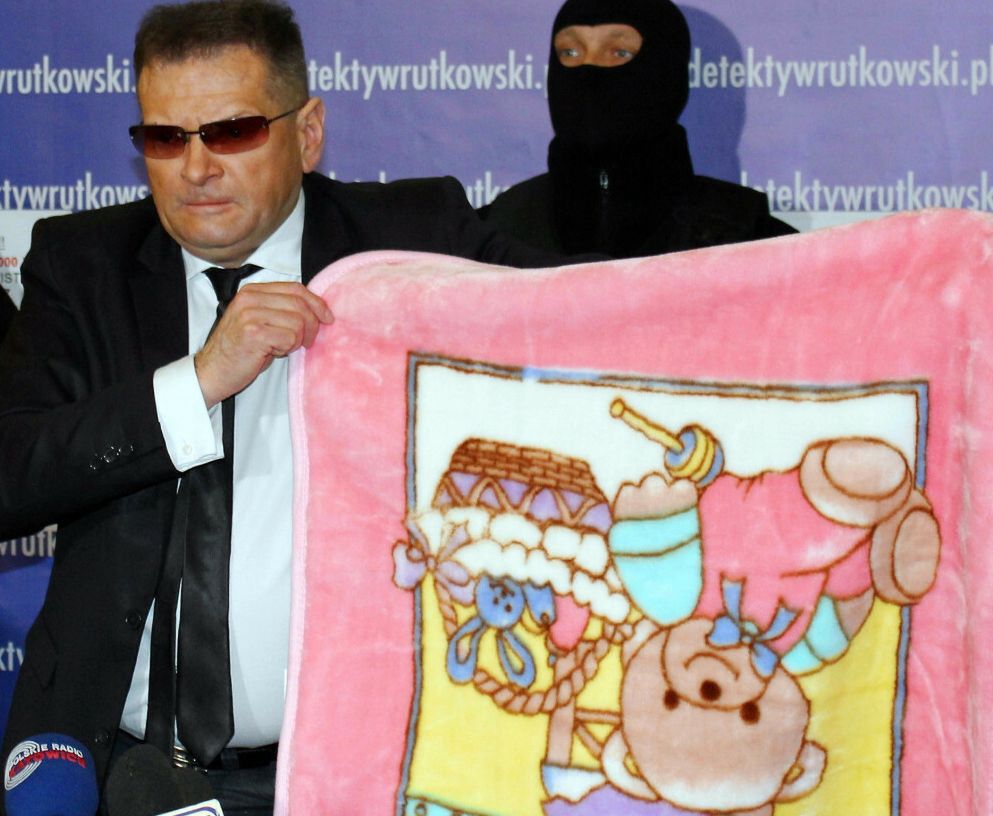 Krzysztof Rutkowski pozuje z kocykiem małej Madzi, 2012 rok