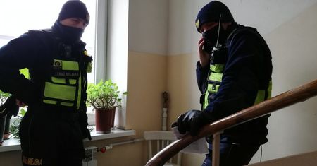 Koczowała na klatce schodowej z 2,5-letnim dzieckiem. Interweniowała straż miejska