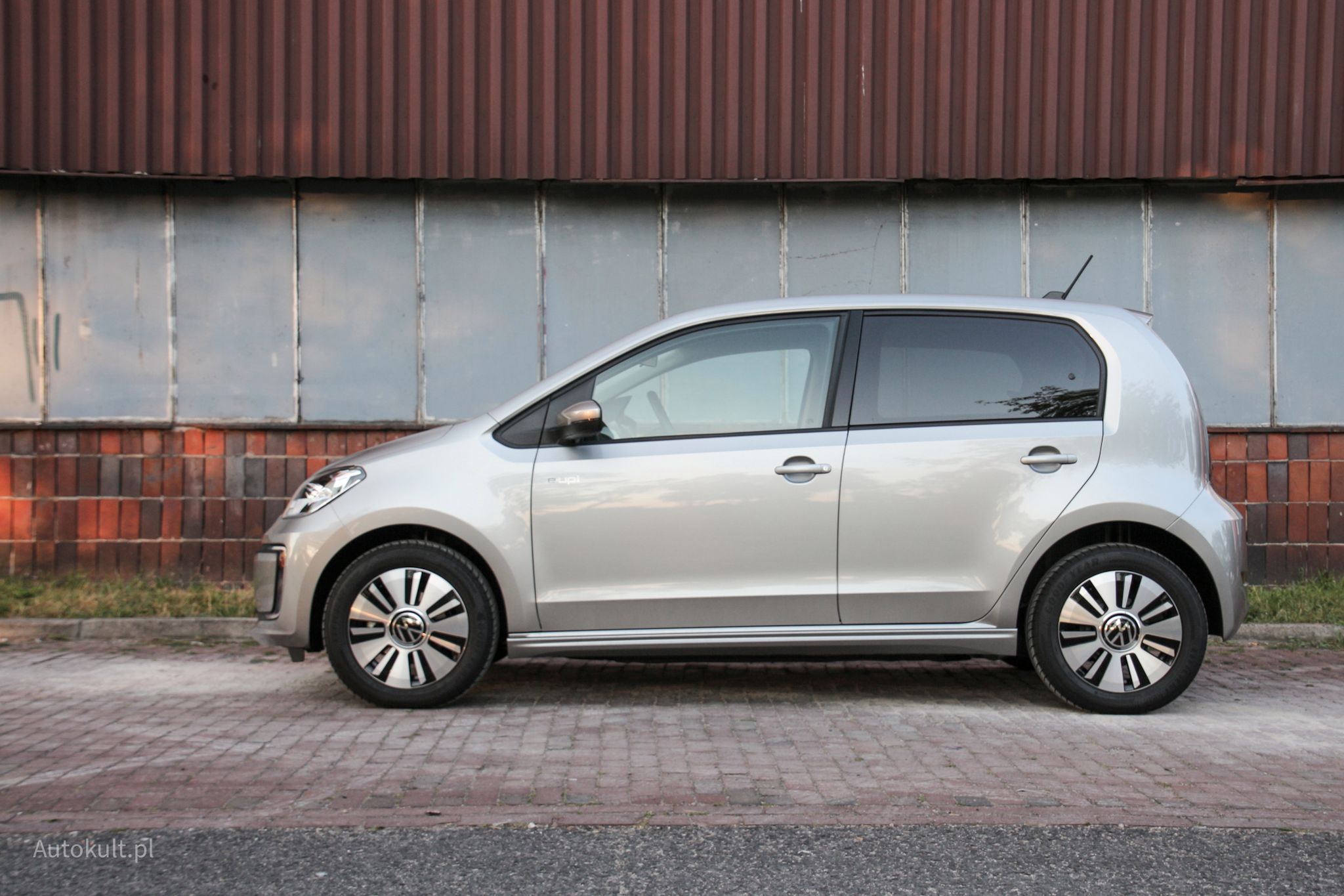 Volkswagen e-up! wygląda jak każdy inny up!, choć ma inne felgi i dodatkowy emblemat na drzwiach