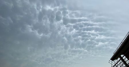 Chmury mammatus. Niezwykłe zjawisko na niebie w Warszawie. Zwiastują jedno. Zobacz zdjęcia