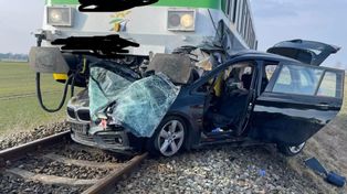 Ogorzelice: Kierujący BMW wjechał pod szynobus. Zginęła pasażerka