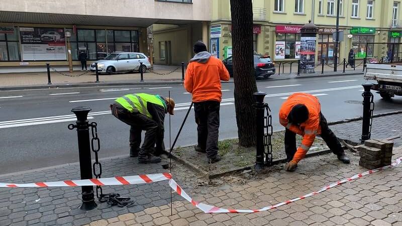 Usuwanie kostki brukowej z Krakowskiego Przedmieścia