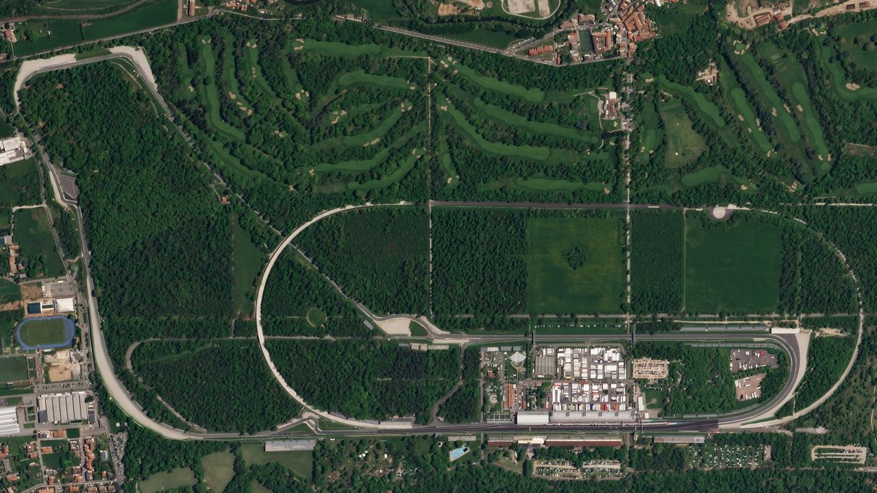 Satelitarne zdjęcie Monzy z 2018 roku. Widać na nim dokładnie dwa układy toru: dobrze znany Grand Prix i wyłączony z użytku owal. Moim celem jest jego lewy łuk (fot. Planet Labs SkySat)