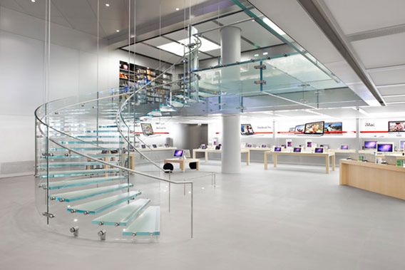 Legendarne szklane schody Steve'a Jobsa w nowojorskim Apple Store.
