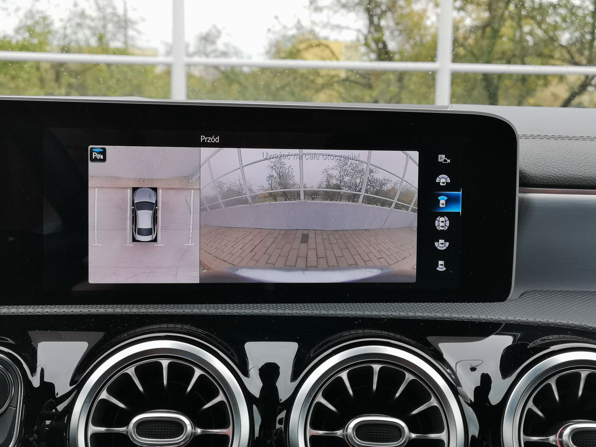 Mercedes CLA: System MBUX, wirtualny kokpit i audio Burmester 21