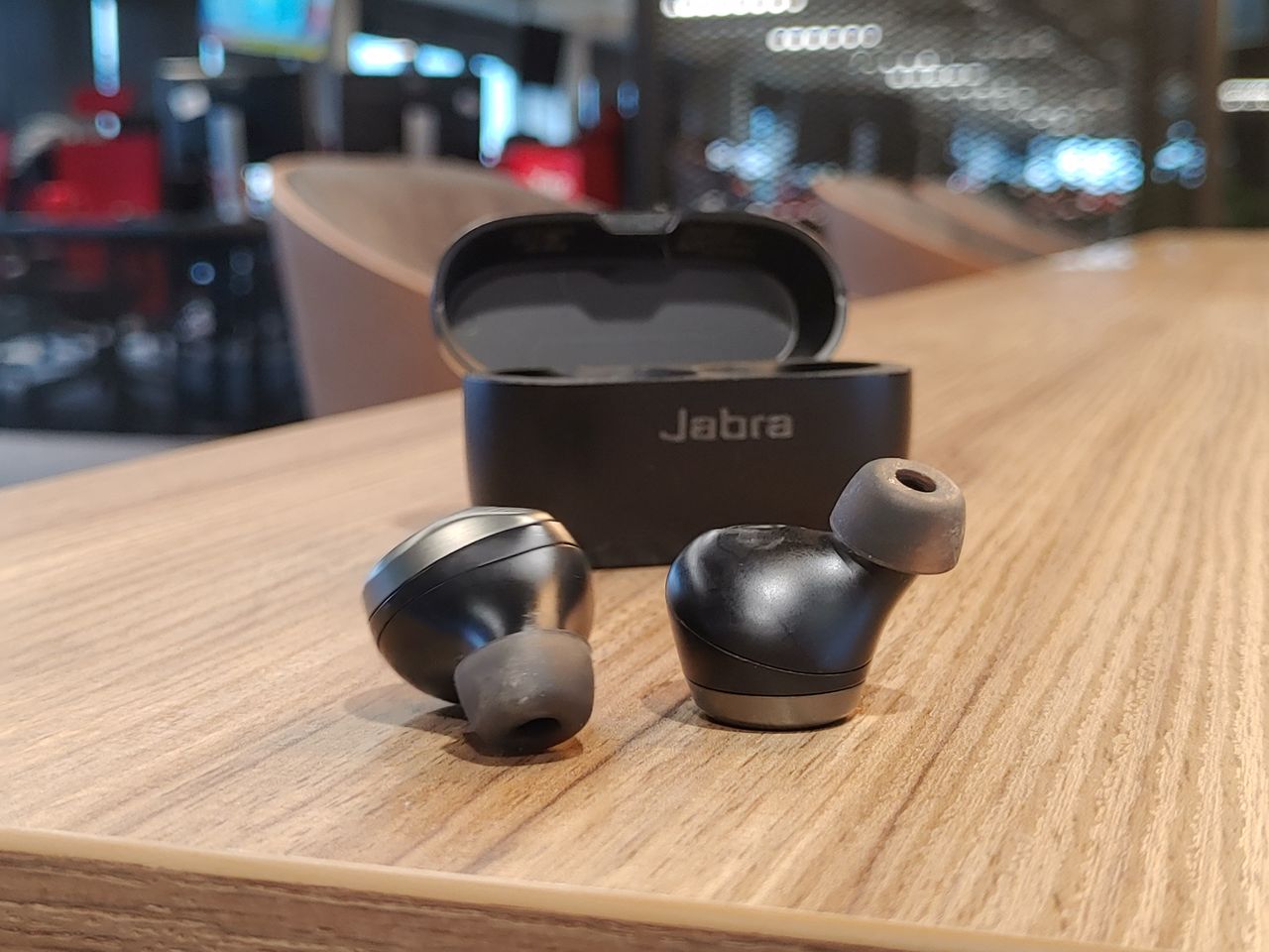 Bezprzewodowe słuchawki douszne Jabra Elite 75t. Czy na pewno lepsze od poprzednika?