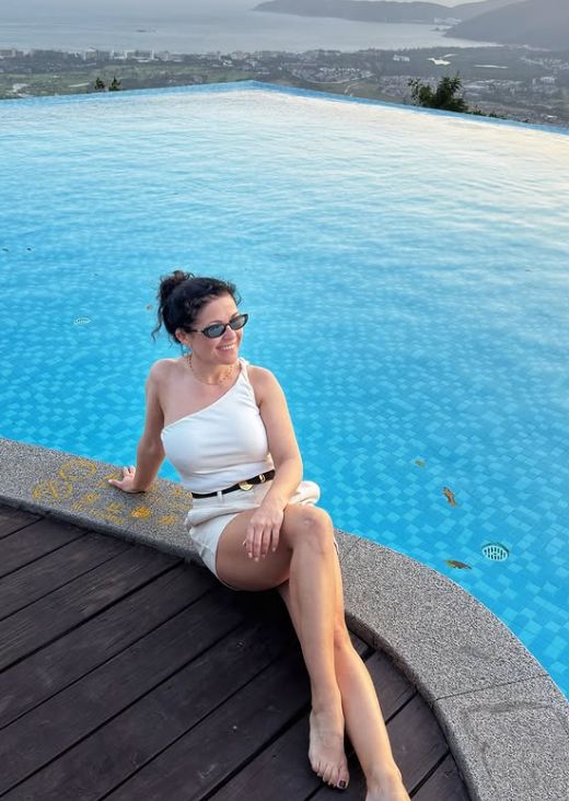Katarzyna Cichopek odpoczywa nad basenem