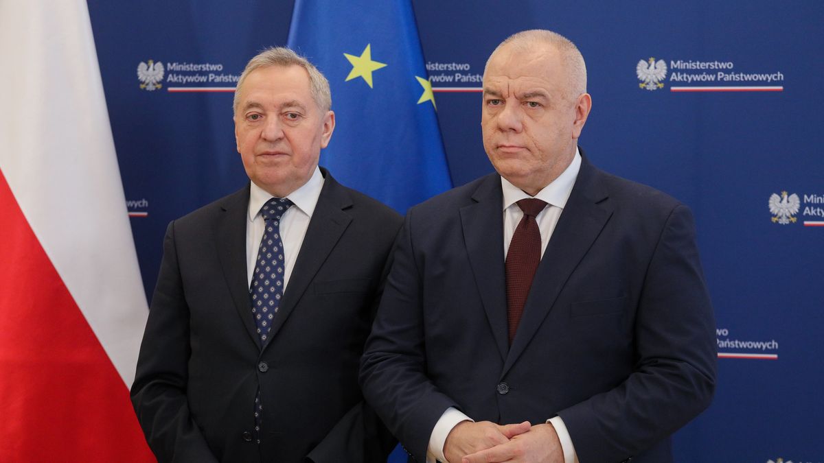 Minister rolnictwa i rozwoju wsi Henryk Kowalczyk (z lewej) i minister aktywów państwowych Jacek Sasin (z prawej)